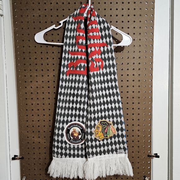 Chicago Blackhawks Hooligan Scarf - Picture 5 of 6